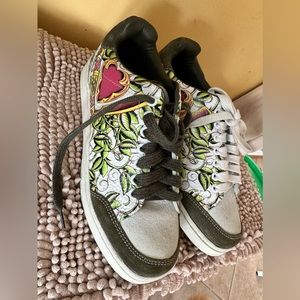 Casual footwear, tennis shoes